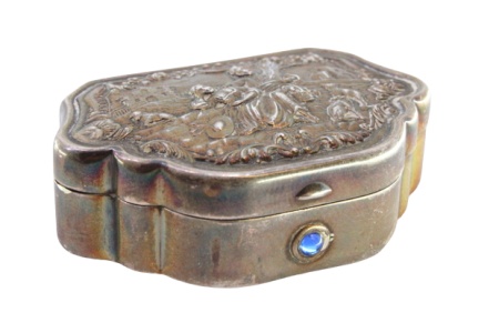  Caixa de comprimidos em prata relevada com trovador em cena idílica numa paisagem campestre.